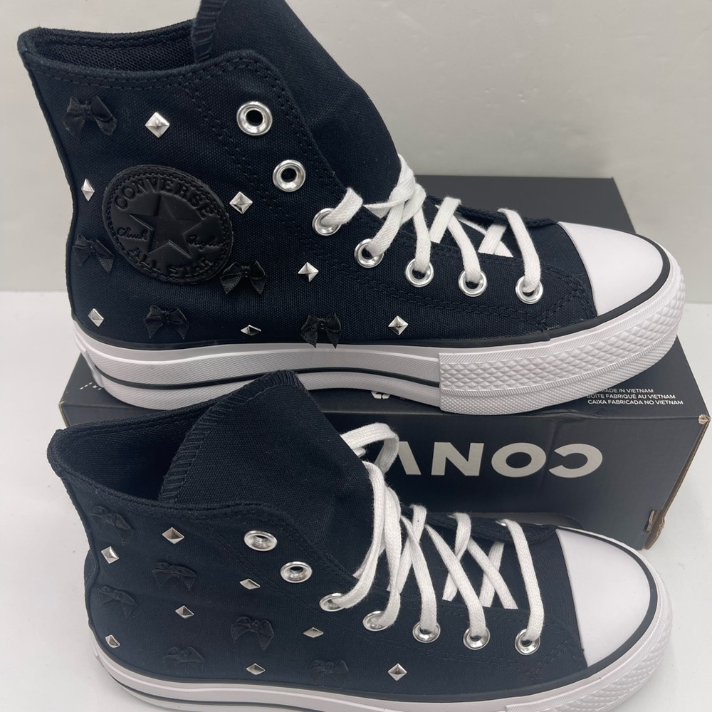 Converse WMNS Black High-Top
CTAS LIFT HI
BLACK/SILVER/WHITE Platform Sneakers - Picture 2 of 15